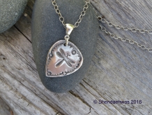 Libellule, pendentif en forme de pic de guitare by Shendaehwas Libellule, pendentif en forme de pic de guitare by Shendaehwas